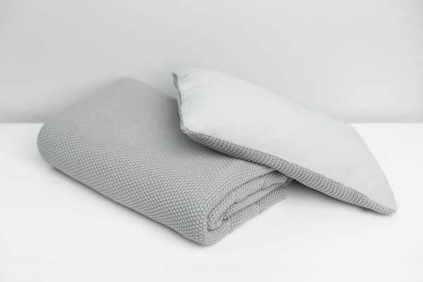 STICKAT SPJÄLLBÄDDSSET MED MUSLIN, GRÅTT