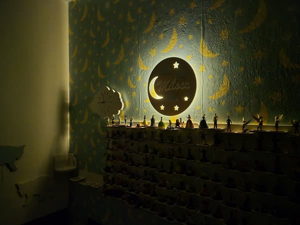 Tulajka natlampe med navnet Måne, stjerner, skyer
