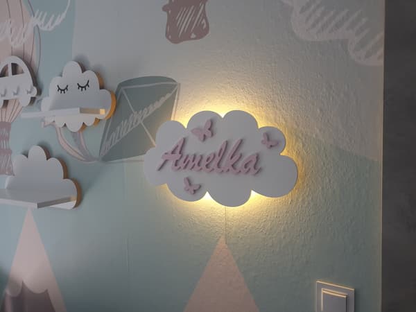 Sky-natlampe med navn + sommerfugle