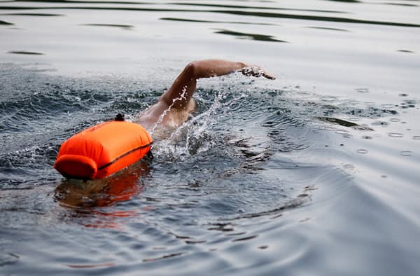 Safe4sport MasterSwimmer uppblåsbar säkerhetsboj + Torrficka