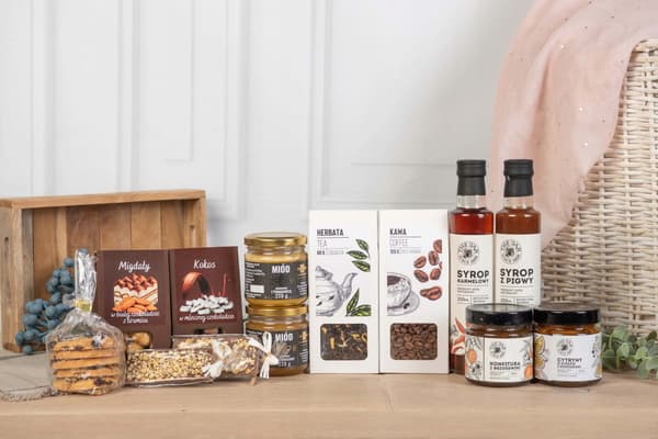 Vit presentkorg set te kaffe honung sötsaker torkad frukt gåva