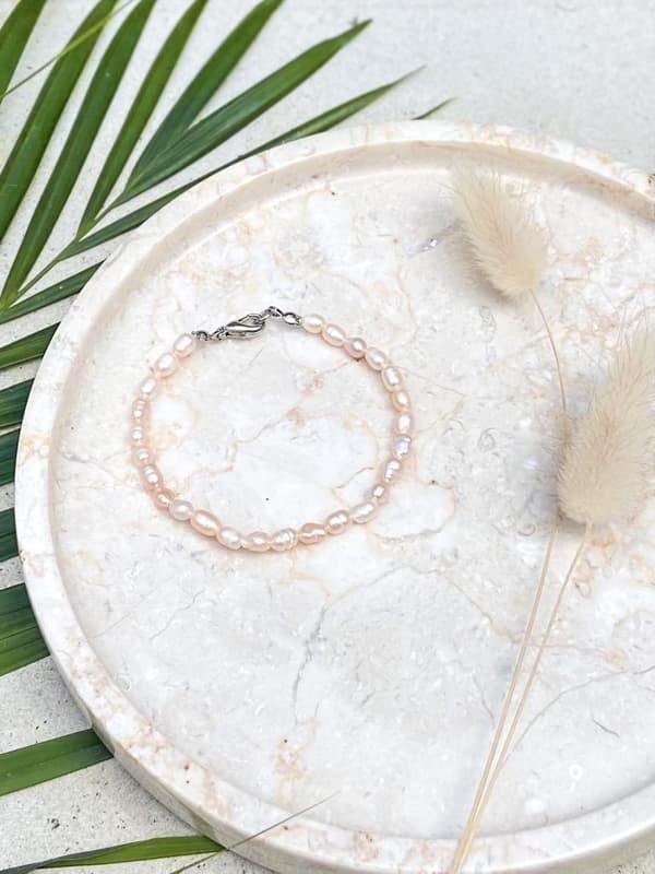 Armband med rosa pärlor
