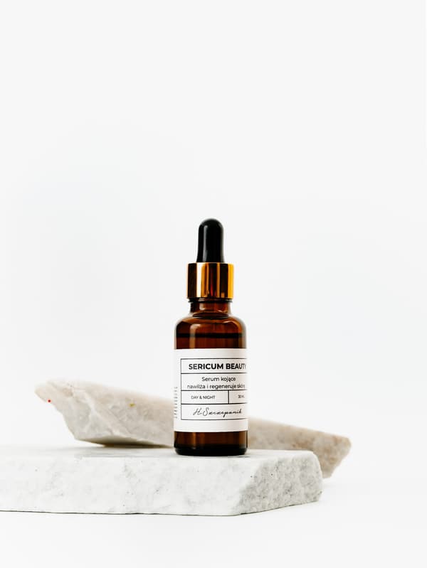 Lugnande serum - återfuktar och regenererar huden 5 ml