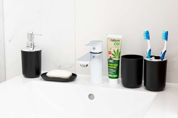 Set med 6 badrumstillbehör Flores, svarta