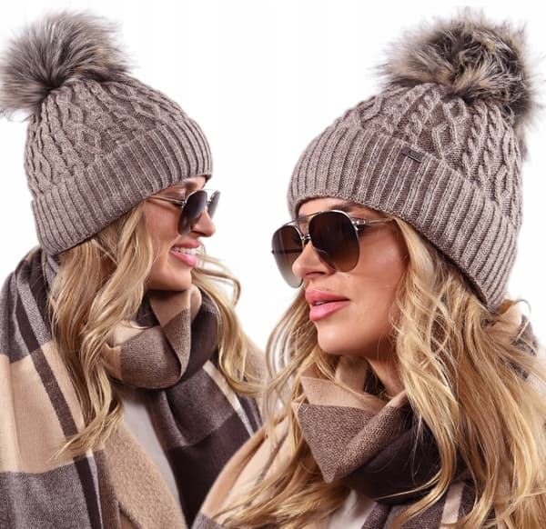 Damvintermössa som present, tjock fleece med pompom Latte