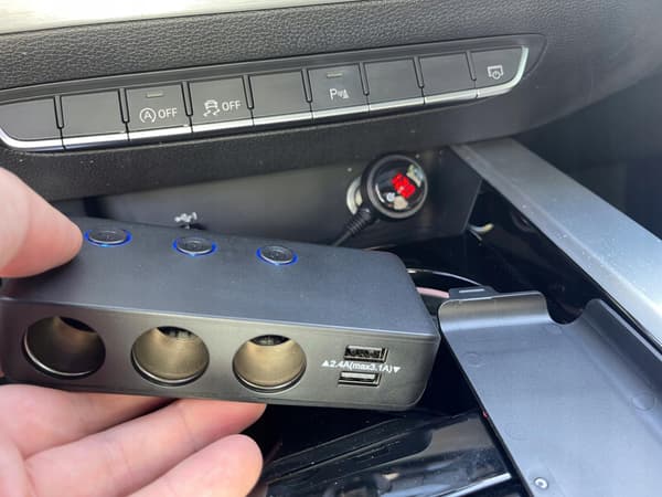 AUTON SYTYTTIMEN PISTORASIAJA 12-24V 3xUSB UBS-C -SOVITIN