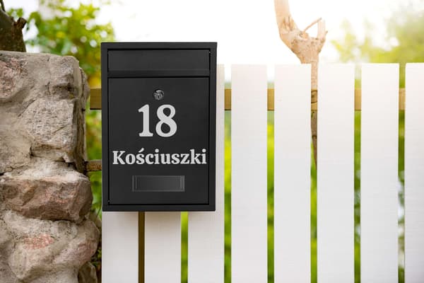 Gustav postkasse, sort med inskriptioner