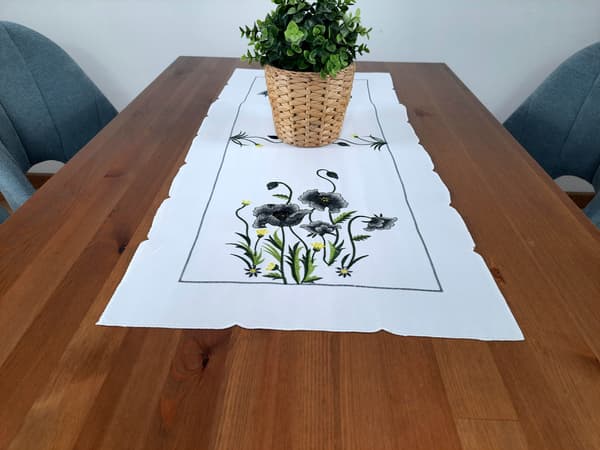 BORDLÖPARE Rektangulära vita 40/85 Satinmaterial BRODERADE BLOMMOR