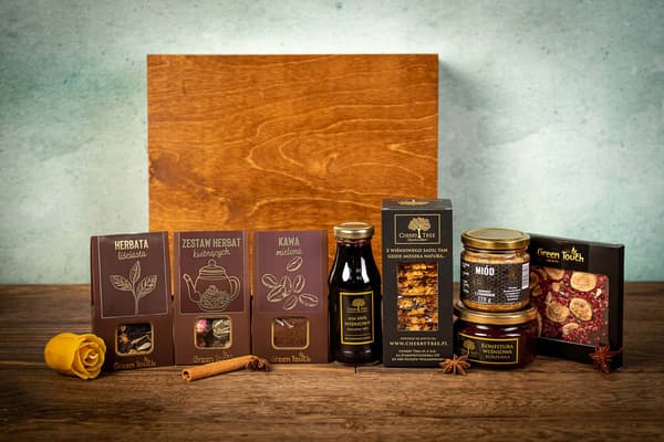 Presentask i deluxe låda med godis, kaffe, te och blommande te