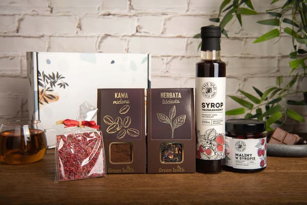 Presentask med te, kaffe, choklad, sirap och hallon i sirap