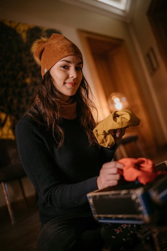 Modern sammetshatt med pompom i kamelfärgad sammet höst vinter universal
