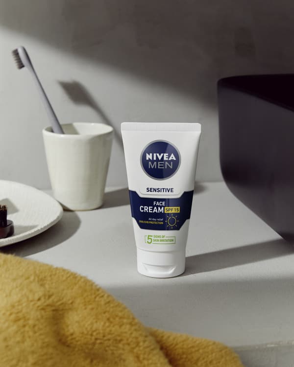 Udstilling 008820 NIVEA SENSITIVE ansigtscreme SPF15