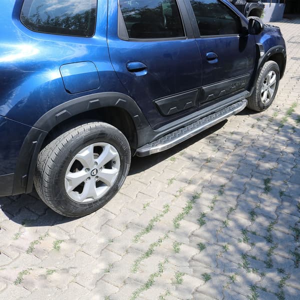 Mustat suojalevikkeet pyöränkaareen, Dacia Duster 2018-2023