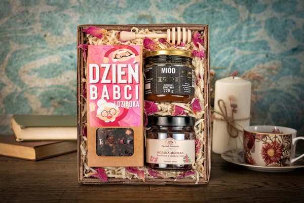 Gavekurv til bedstemors og bedstefars dag te honning rose marmelade