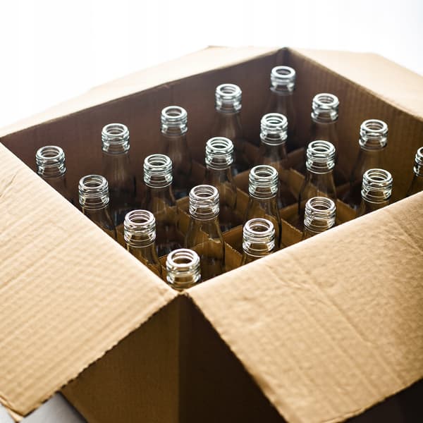 20 x MONOPOL-pulloa 500 ml kierrekorkilla + pullokori lasisille monopolipulloille