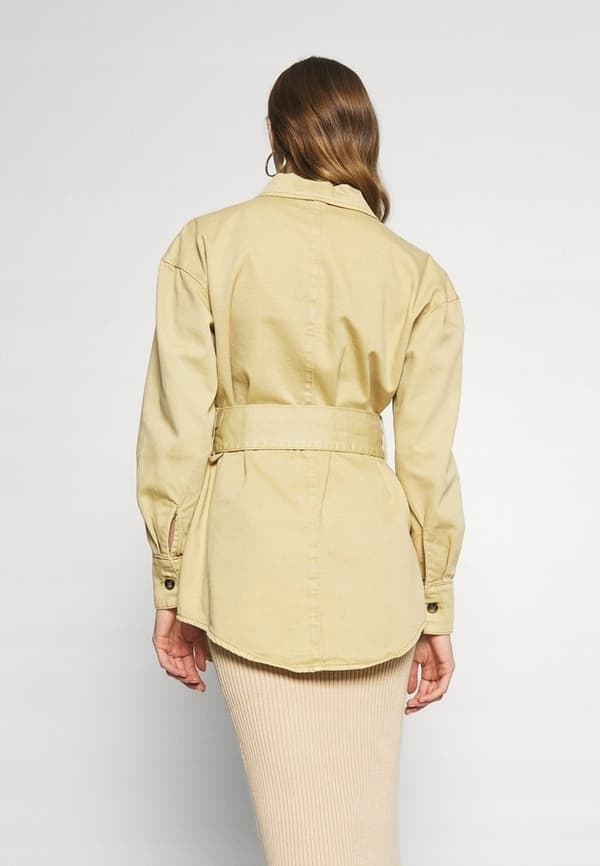 GLAMOROUS DAMJACKA MED SKÄRP BEIGE 38 W_C