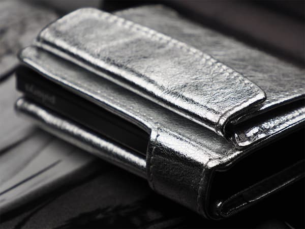 SOLO Max plånbok i glänsande Regalia-läder i silver
