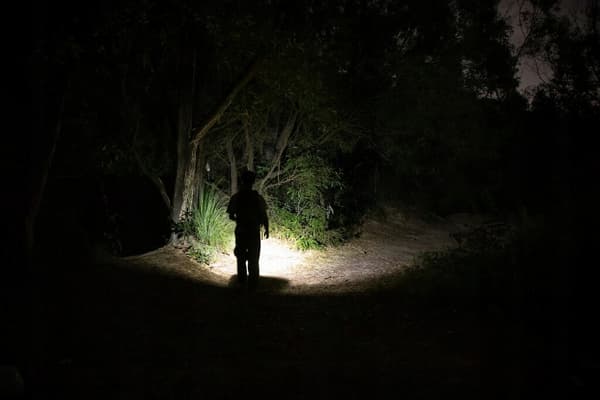 Klassinen ladattava EDC-taskulamppu Olight Baton 4 Blue Phantom 1300lm