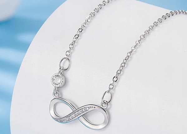 DAM SILVERHALSBAND LÅNG KEDJA MED ZIRKON INFINITY