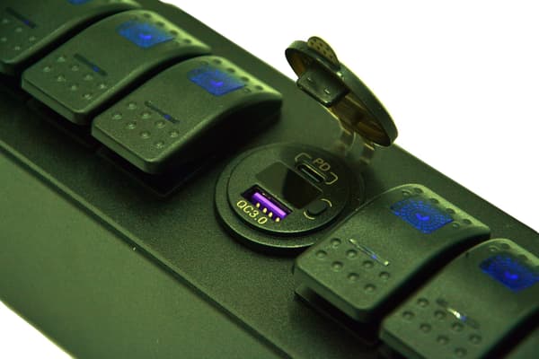 6-vejs vippepanel med dobbelt USB QC3.0 lader
