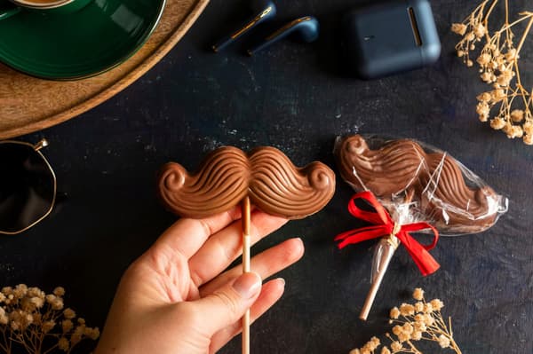 Gave til Kærestedag Chokoladeoverskæg mælkechokolade sjov 30 g
