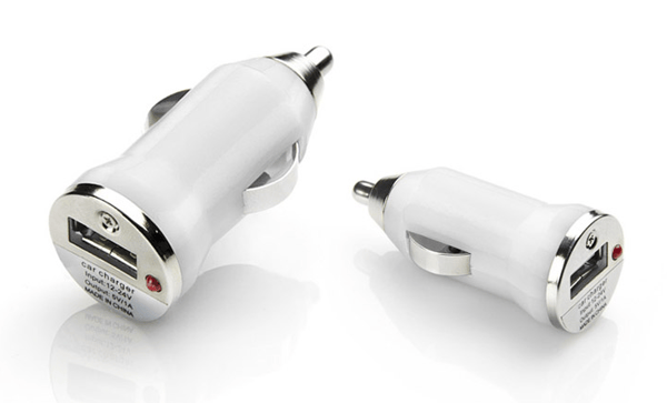 Lille USB-biloplader hvid