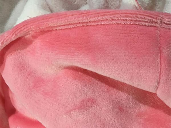 Mørk pink tæppe med hætte (30)
