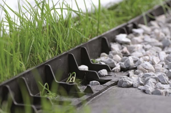 Gräsmattkant plastpalissadkant 8 m + 28 pinnar