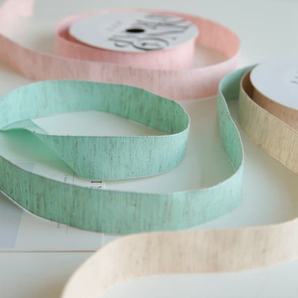 Blommigt band "Sandy" - Persika - Rulle 2,5cmx13,5m