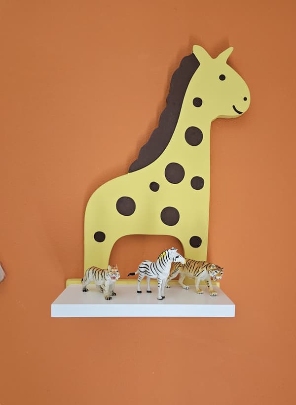 Girafhylde til børneværelset