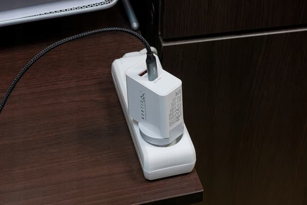 MT009 USB-yleislaturi 7800 mA 12 V