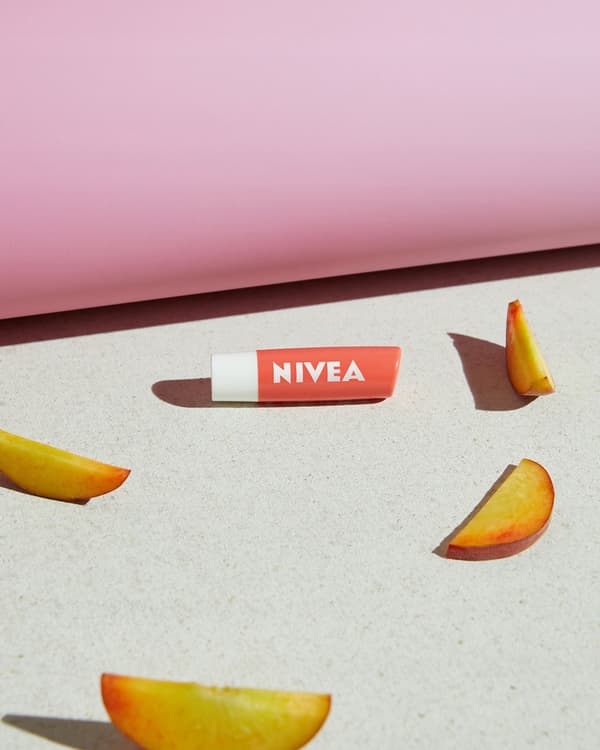 NIVEA Närande läppbalsam Peach Shine 4,8g
