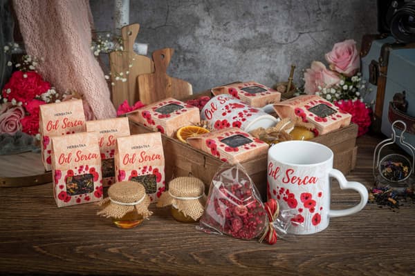 presentkorg present för kvinnodagen valentinsdagen teer med kopp