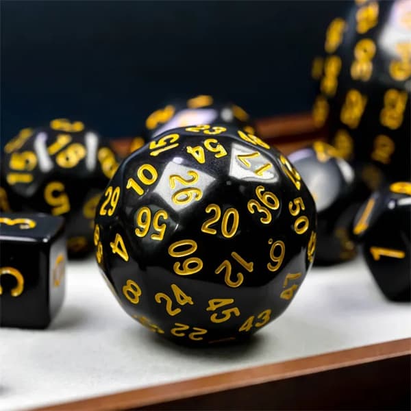RPG-tärningar svarta och gula set med 15 tärningar