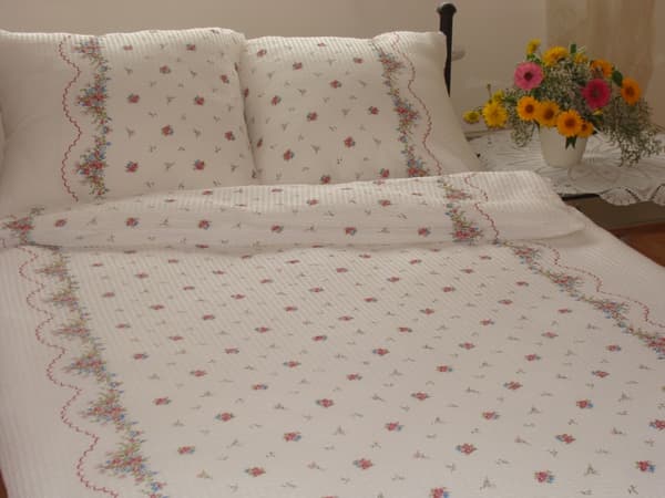 Bäddset av seersucker 160x200 med rött blommönster
