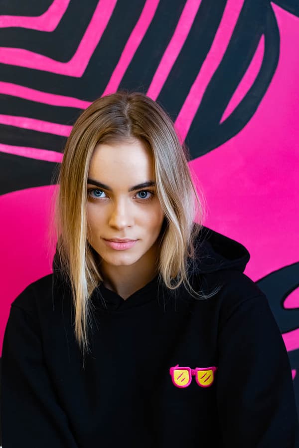 Sort oversized sweatshirt med trendy brillemønster, stilfuld og behagelig, M