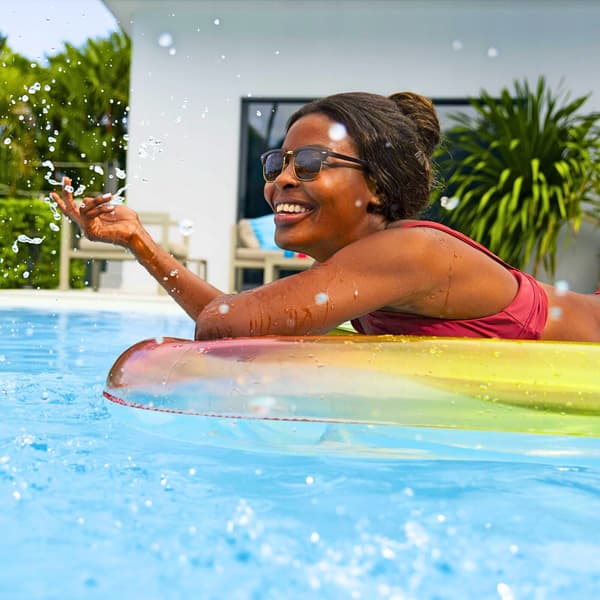 Upplåtbar Simflotte Strand Över Vatten Pool Is Stor