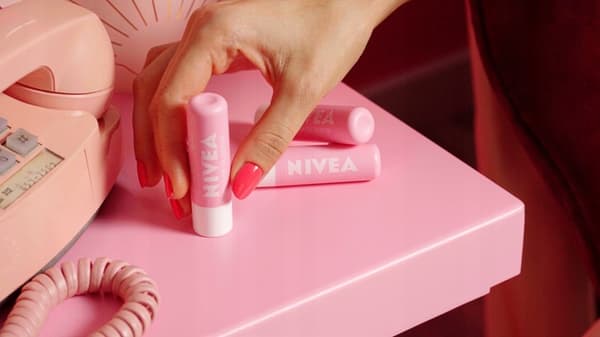 002170 NIVEA Plejende peeling til læber Vild Rose 4,8g