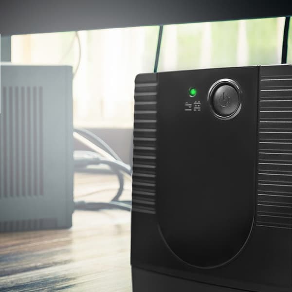 Qoltec Line Interactive UPS nødstrømforsyning, 480 W, sort