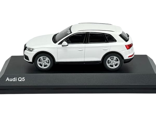 FORHANDLERMODEL AUDI Q5 IBIS HVID 1:43 501.16.056.31