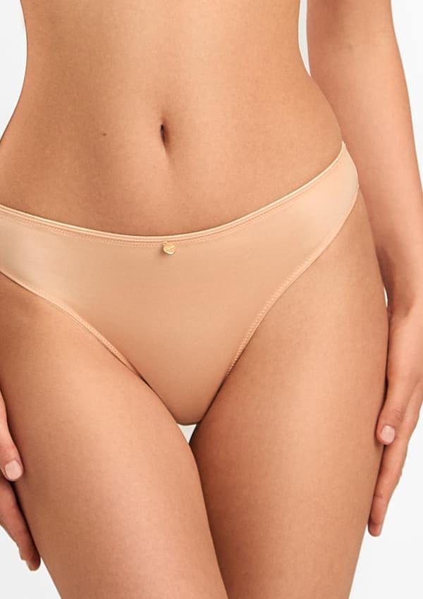 Glatte strings til damer med guldpandant - Noe M SKIN