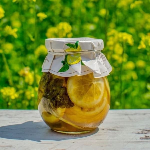 Citroner med mynte i sirup til te