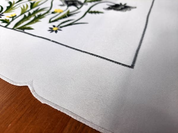 BORDLÖPARE Rektangulära vita 40/85 Satinmaterial BRODERADE BLOMMOR