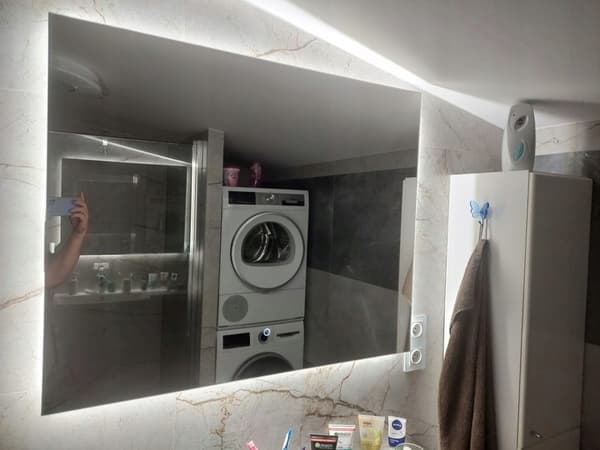 LED-belyst spegel 120x100 vattentät IP65 med touchswitch
