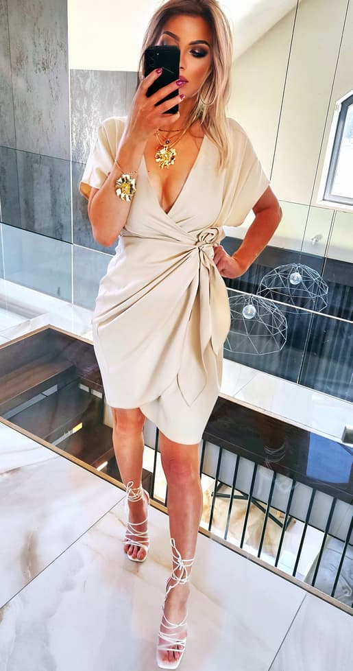 BEIGE ELEGANT WRAP-KLÄNNING SLIMMANDE MED RYNKOR M