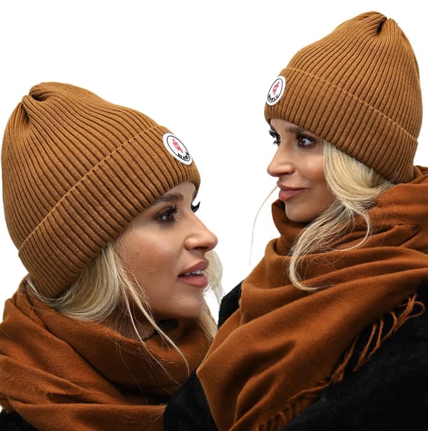 Stilfuld efterårshat til kvinder med logo i karamel n1