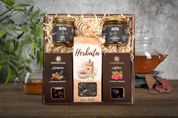 Presentkorg med honung, torkade frukter, nötter och te