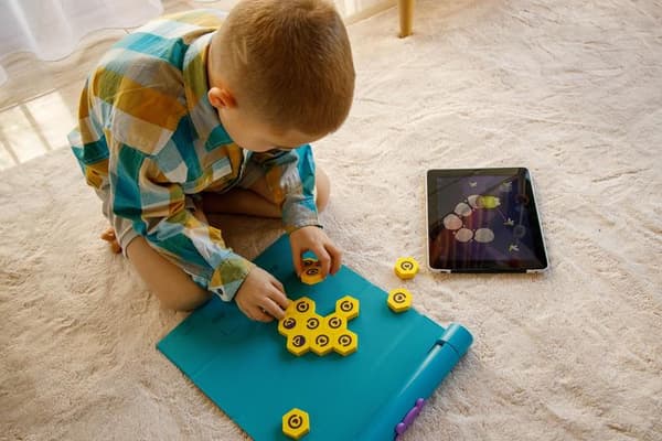 Interaktiivinen lelu PLAYSHIFU Connecto Monivärinen