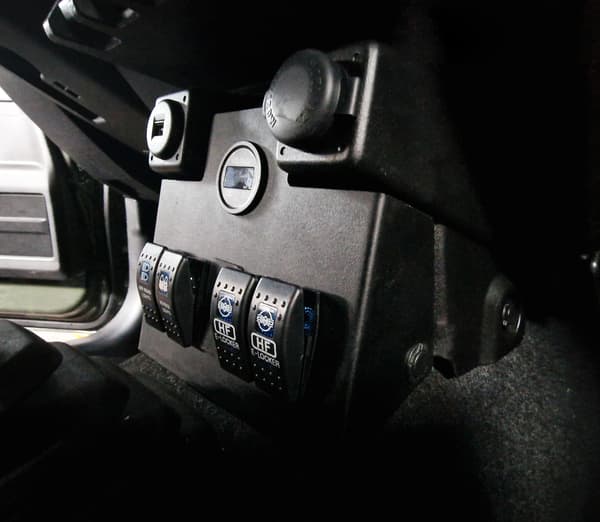 Panel til kontakter Carling til Suzuki Jimny sort (2018-) JB74