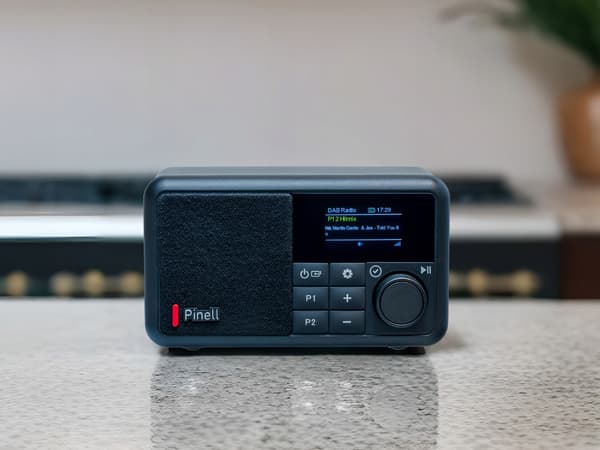 PREMIUM Pinell Compact bærbar DAB+/FM Bluetooth vækkeur batteri 8 timer